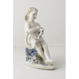 Статуэтка «Девочка, плетущая венок», скульптор Тамара Николаевна Сапожникова, Гжель, 1950-60 гг.